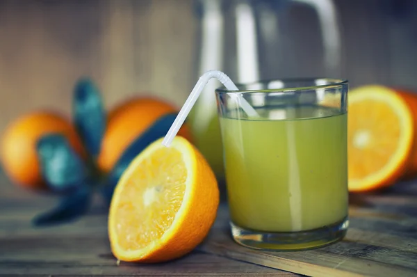 Getönte Orangensaftglasscheibe — Stockfoto