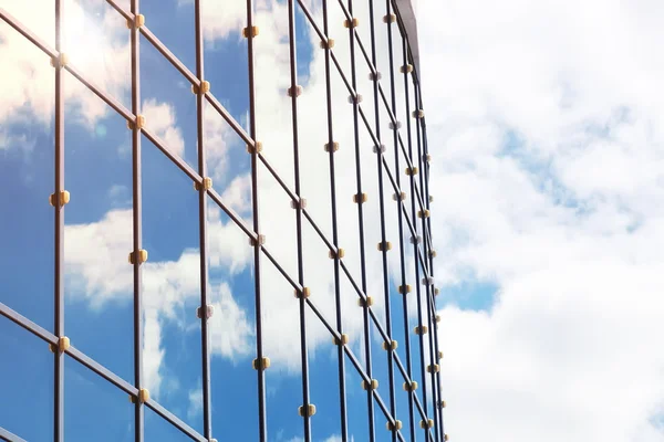 Sol luz céu nuvem reflexão no edifício de escritórios de vidro — Fotografia de Stock
