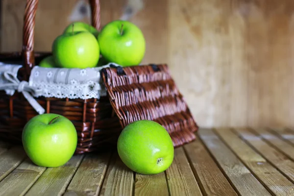 Green apple in a basket — Stock Photo, Image