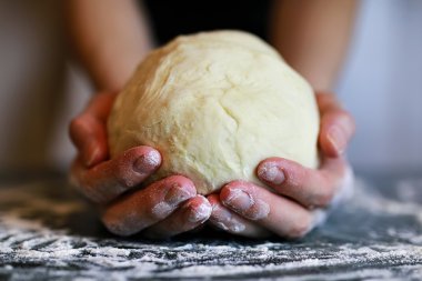 pizza hamur el hazırlamak