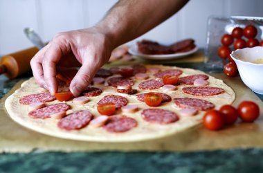 Pizza tepesi hazırlamak