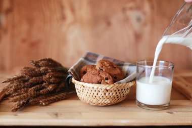 süt ve kurabiye tahıllar