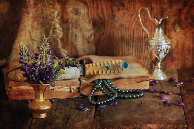 Retro çizilmiş etkisi kavramı Arap inanç kitap ve flowe ile