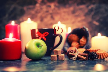 gece masa kupa ve mum