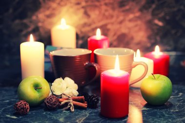 gece masa kupa ve mum