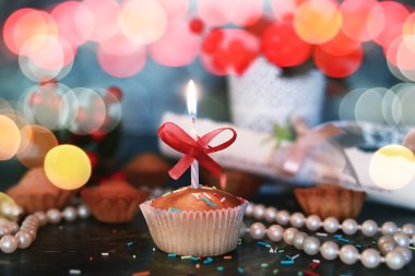 bir mum bokeh ile doğum günü kek