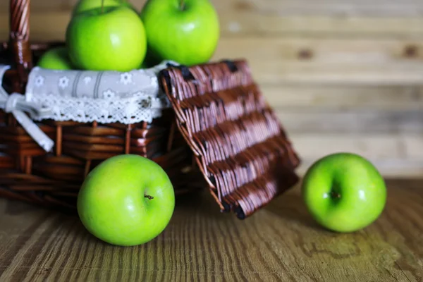 Green apple in a basket — Stock Photo, Image