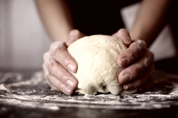 Pizza prepare dough hand topping — Stock Photo, Image