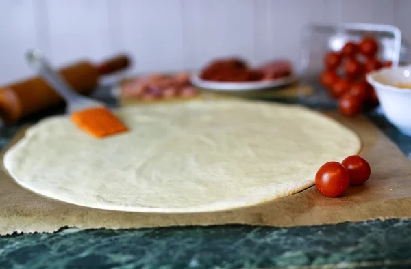 Preparar cobertura de pizza — Fotografia de Stock