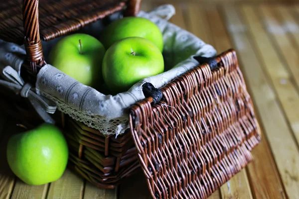 Green apple in a basket — Stock Photo, Image