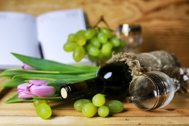 şarap şişesi kitap ve cam üzüm