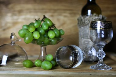 şarap şişesi kitap ve cam üzüm