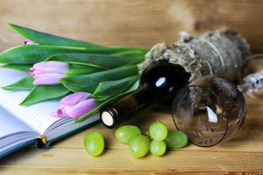 şarap şişesi kitap ve cam üzüm