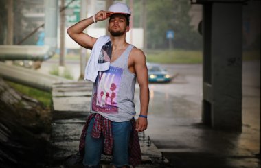 kentsel köprü altında sakallı adam