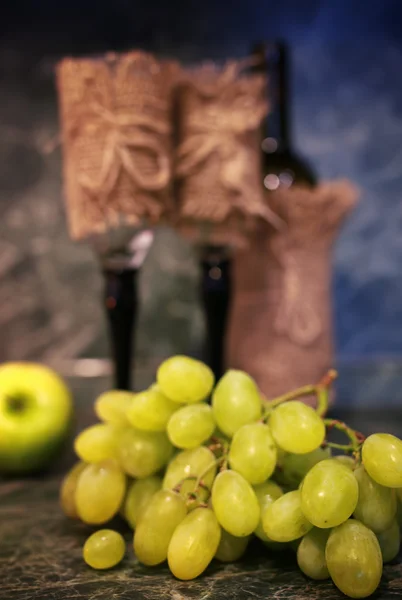 Стол с виноградом из бутылки — стоковое фото