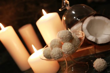 Ahşap arka plan üzerinde Cokonut şeker