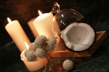 Ahşap arka plan üzerinde Cokonut şeker