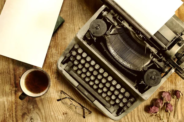 Робочий стіл письменника з ретро друкарською машинкою — стокове фото