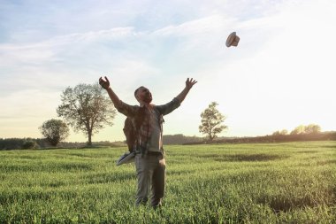 adam sırt çantası yolculuk doğa ile
