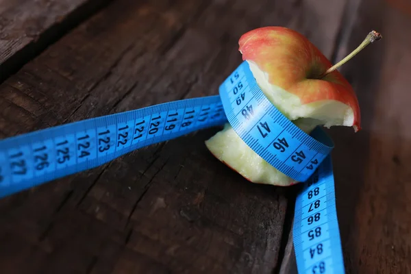 Μέτρηση κόκκινο μήλο δαγκωμένο — Φωτογραφία Αρχείου