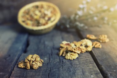 ahşap arka planda ceviz