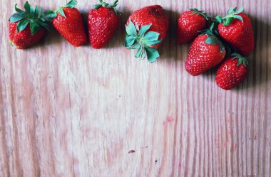 Ahşap üstüne çilek ve dantel