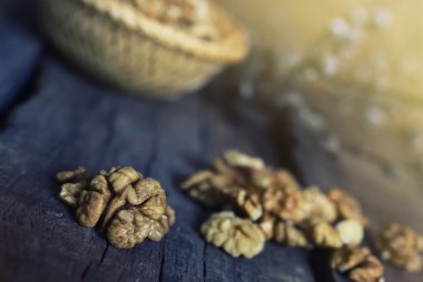 ahşap arka planda ceviz