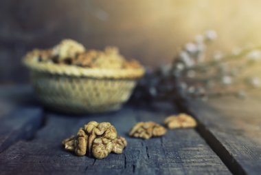 ahşap arka planda ceviz