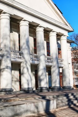 güneşli bir gün sütun binanın