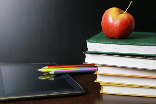 Education an apple and books — Stock Photo, Image