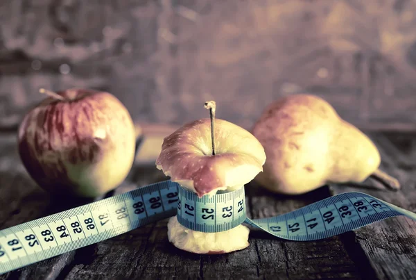 Anorexia magreza medição de maçã — Fotografia de Stock