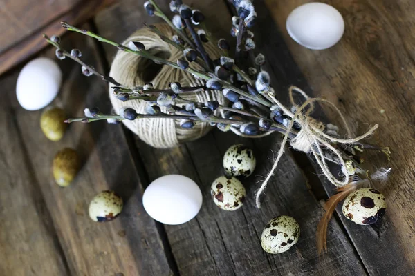 Primavera ovo galho salgueiro madeira fundo — Fotografia de Stock