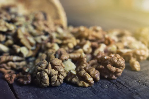 ahşap arka planda ceviz