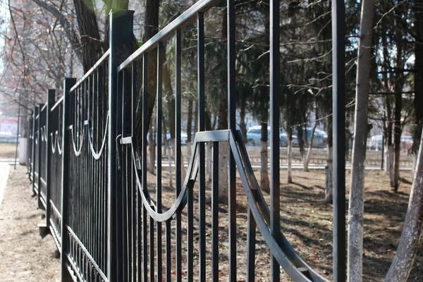 Gyalogos járda mentén a kerítés — Stock Fotó