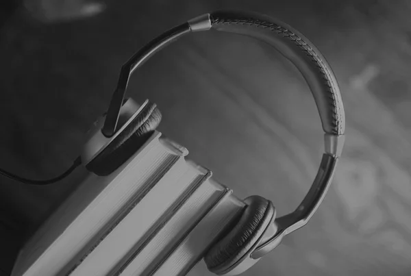 Monochroom hoofdtelefoon audioboek concept — Stockfoto