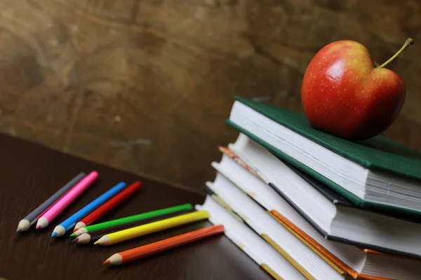 Utbildning ett äpple och böcker — Stockfoto