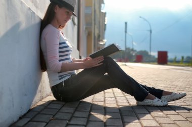 Kız Açık yol üzücü yalnız