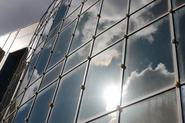 ofis binası içinde yansıyan gökyüzü