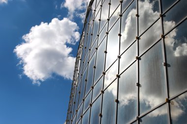 ofis binası içinde yansıyan gökyüzü