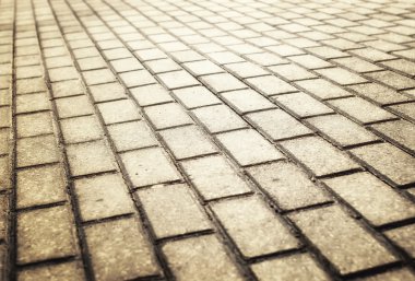 Asfalt parke taşı döşemesi üzerinde güneş ışığı