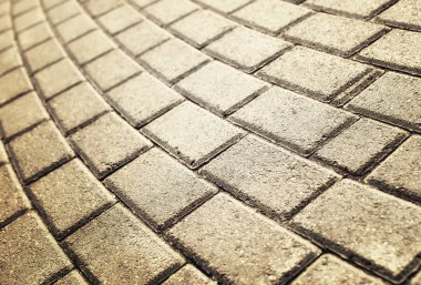 Asfalt parke taşı döşemesi üzerinde güneş ışığı