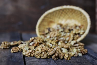 soyulmuş ceviz ahşap arka plan üzerinde