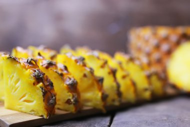 ananas dilimleri bıçak kesmek