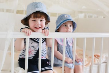 Çocuk denizci evde oyun