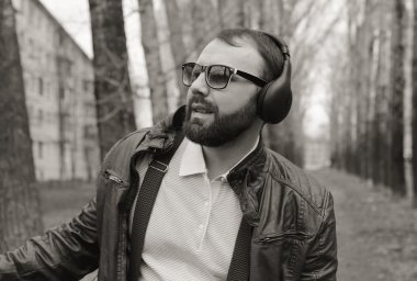 tek renkli sakallı adam Park müzik dinle