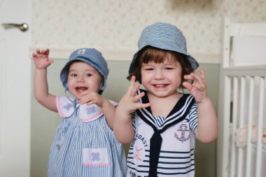 Çocuk denizci evde oyun