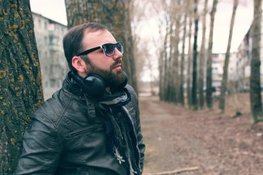 park headphon ile erkekte sakal