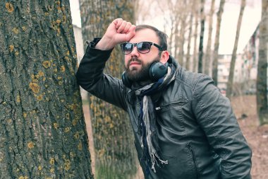 park headphon ile erkekte sakal