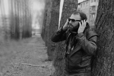 Kulaklıklı, parktaki sakallı adam.