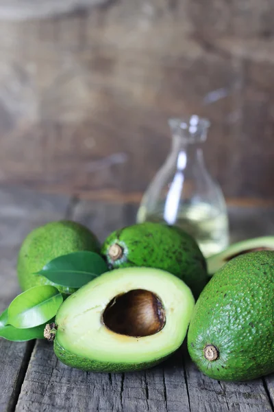 Avocado op houten achtergrond — Stockfoto